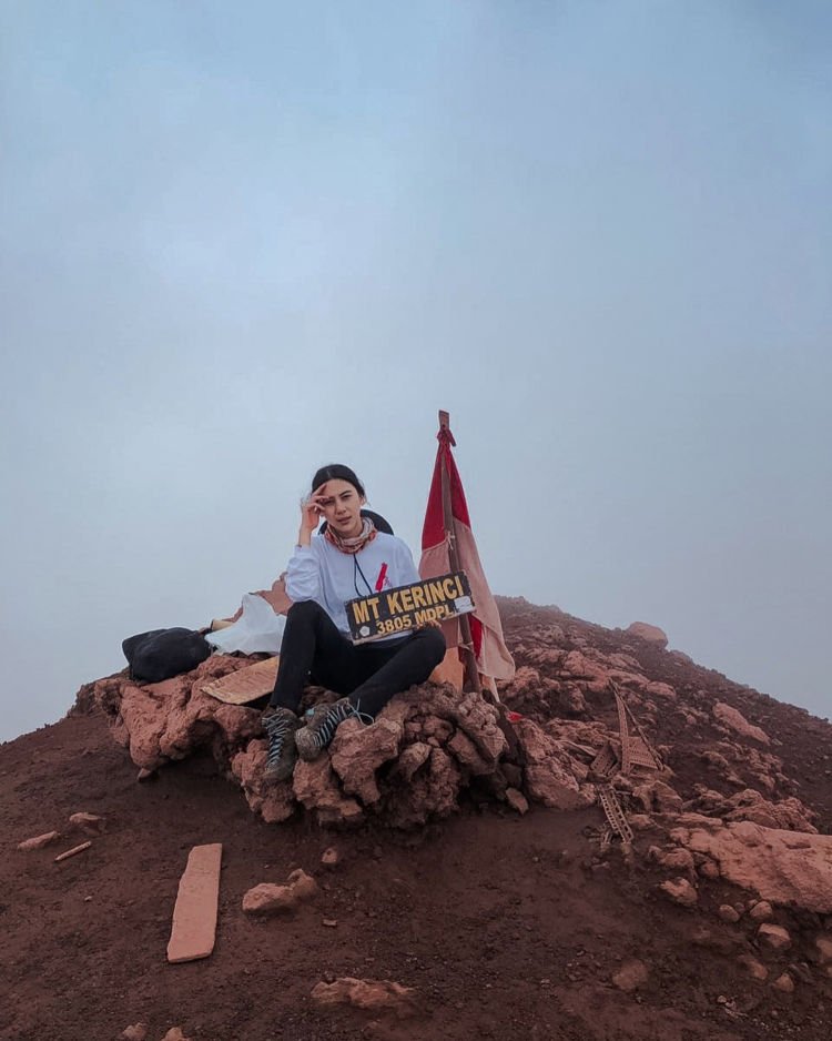 Adinda Thomas, Pendaki Cantik yang Hobi Mendaki Gunung. Yuk Kepoin Fotonya yang Kece Abis!