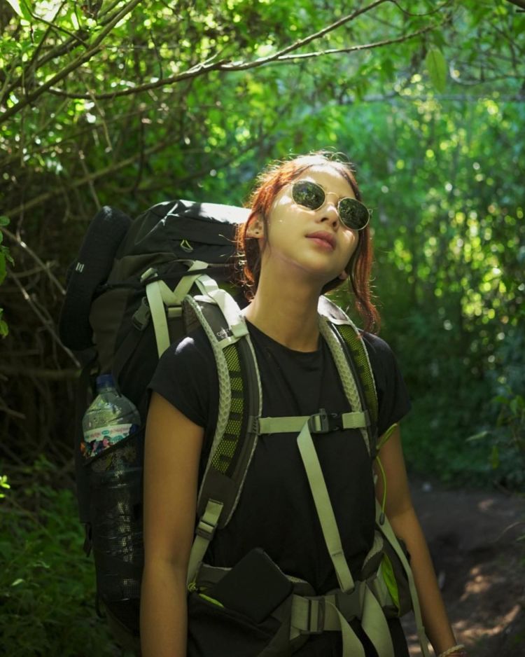 Adinda Thomas, Pendaki Cantik yang Hobi Mendaki Gunung. Yuk Kepoin Fotonya yang Kece Abis!