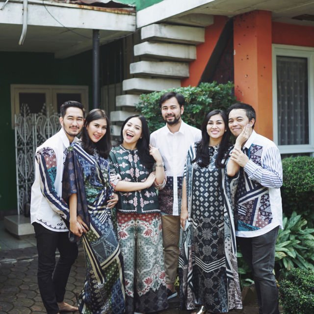 20 Parade Seragam Lebaran dari Famili Orang Terkenal. Kompaknya Itu Lho, Bikin Betah Lihatnya