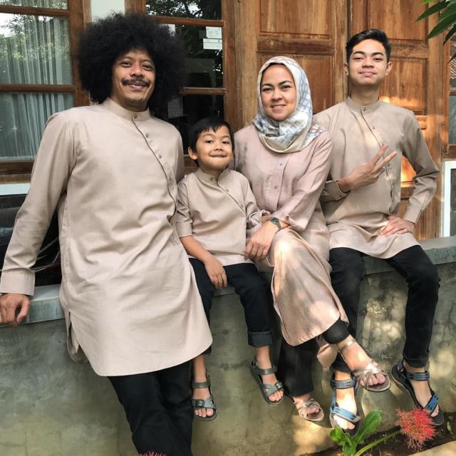 20 Parade Seragam Lebaran dari Famili Orang Terkenal. Kompaknya Itu Lho, Bikin Betah Lihatnya