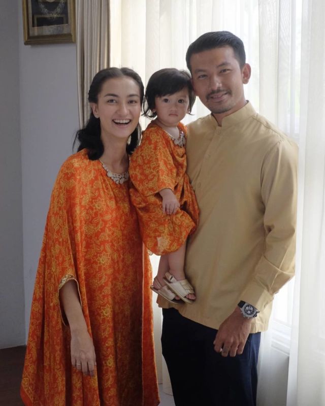 20 Parade Seragam Lebaran dari Famili Orang Terkenal. Kompaknya Itu Lho, Bikin Betah Lihatnya