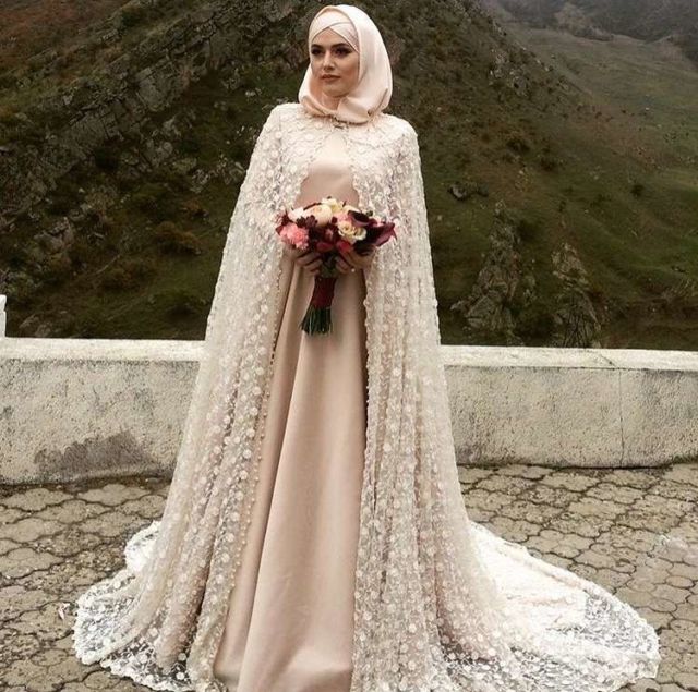 10 Inspirasi Gaun Pengantin yang Secara Kreatif Bisa Menutup Dada Tanpa Menjulurkan Hijab Panjang-panjang