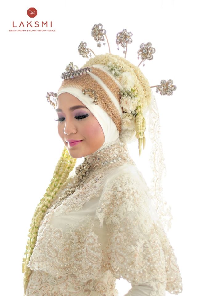 10 Inspirasi Gaun Pengantin yang Secara Kreatif Bisa Menutup Dada Tanpa Menjulurkan Hijab Panjang-panjang