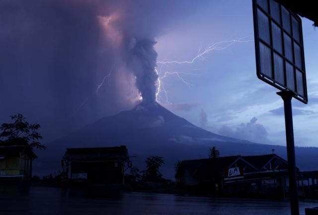 12 Pemandangan Spektakuler Ketika Pencakar Langit Tersambar Petir. Indah tapi Menyeramkan