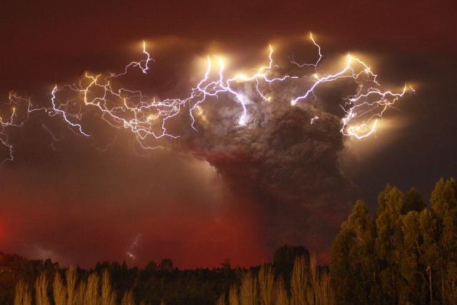 12 Pemandangan Spektakuler Ketika Pencakar Langit Tersambar Petir. Indah tapi Menyeramkan