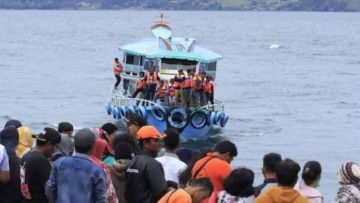 KM Sinar Bangun Tenggelam di Danau Toba, 192 Korban Hilang. Padahal Kapasitasnya 43 Penumpang!