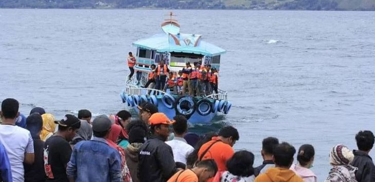 KM Sinar Bangun Tenggelam di Danau Toba, 192 Korban Hilang. Padahal Kapasitasnya 43 Penumpang!