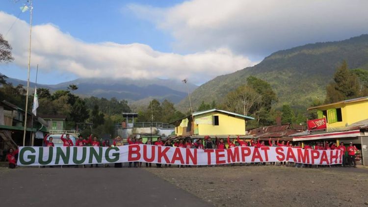 Trashbag Community, Gerakan Generasi Millennials Peduli Gunung Bebas Dari Sampah