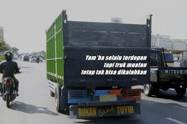 13 Tulisan di Belakang Truk Pantura ala Generasi Milenial. Jokes-nya Sudah Cukup Receh Belum nih?