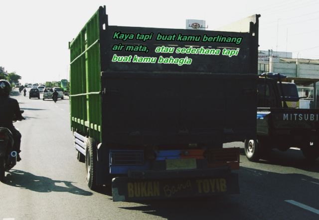 13 Tulisan di Belakang Truk Pantura ala Generasi Milenial. Jokes-nya Sudah Cukup Receh Belum nih?