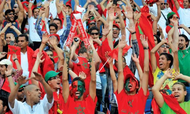 Suporter Jepang dan Senegal Kompak Bersihkan Sampah di Stadion. Aksi Berkelas yang Patut Ditiru!