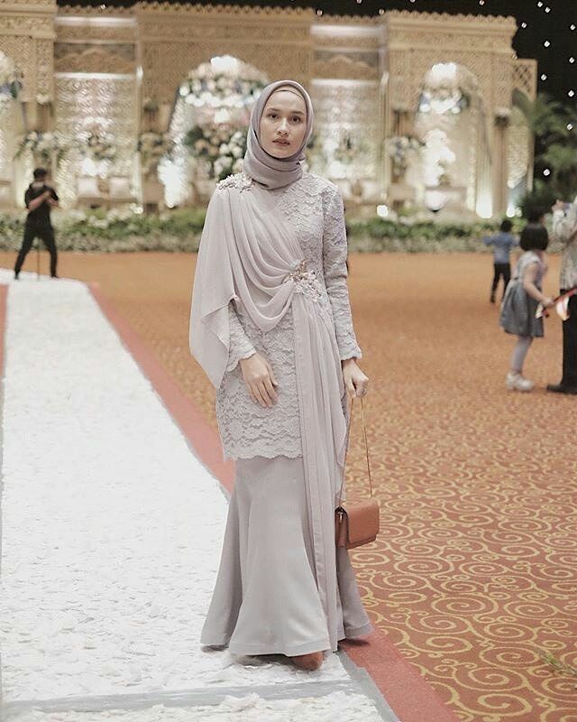 10 Inspirasi Gaun Pengantin yang Secara Kreatif Bisa Menutup Dada Tanpa Menjulurkan Hijab Panjang-panjang