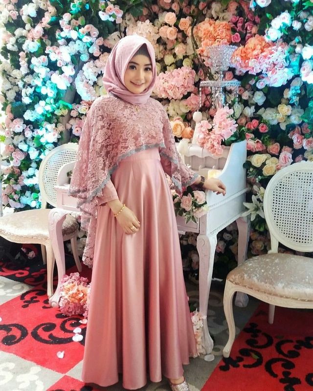 10 Inspirasi Gaun Pengantin yang Secara Kreatif Bisa Menutup Dada Tanpa Menjulurkan Hijab Panjang-panjang