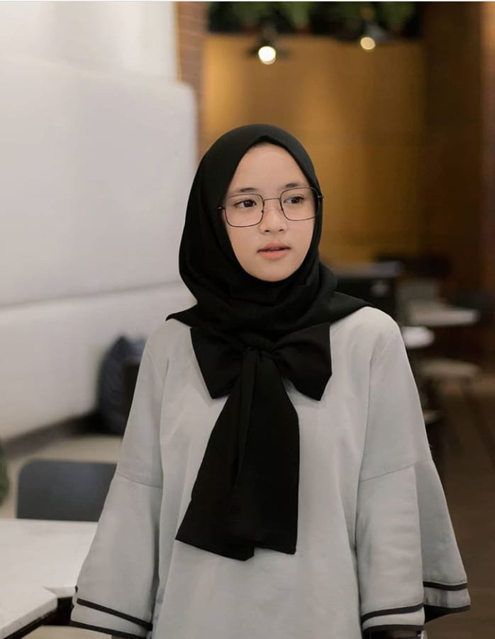 9 Gaya Fesyen Modis nan Manis Ala Si Cantik Bersuara Emas, Nissa Sabyan. Pesonanya Nggak Nahan!