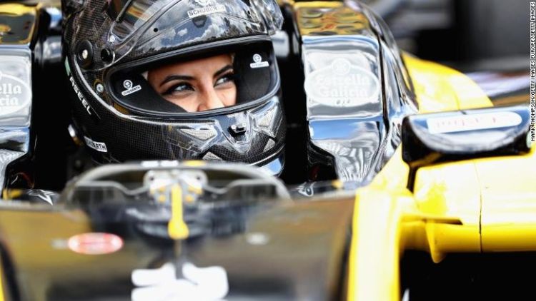 16 Potret Suka Cita Wanita Arab Saudi yang Kini Boleh Menyetir, Ada yang Langsung Jajal Mobil F1 Lho