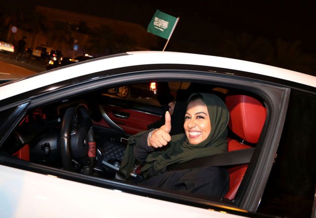 16 Potret Suka Cita Wanita Arab Saudi yang Kini Boleh Menyetir, Ada yang Langsung Jajal Mobil F1 Lho