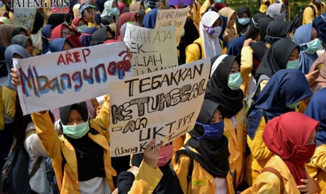 6 Fakta Soal Ricuh Demo Mahasiswa Unnes. Beberapa Sampai Terluka Karena Ditabrak Mobil Rektor