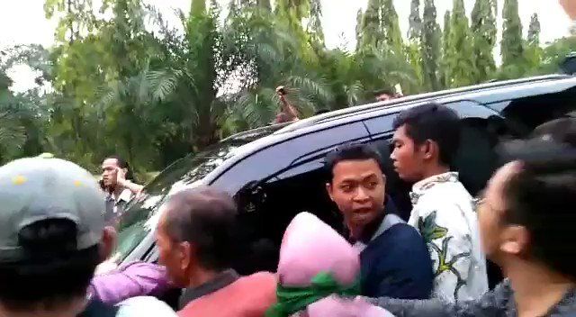 6 Fakta Soal Ricuh Demo Mahasiswa Unnes. Beberapa Sampai Terluka Karena Ditabrak Mobil Rektor