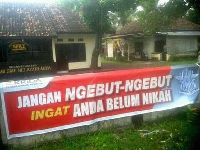 Saking Kreatifnya, 14 Spanduk Peringatan ini Pasti Bikin Kamu Otomatis Taat Aturan. Masih Mau Bandel?