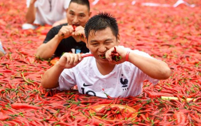 8 Potret Keseruan Lomba Makan Cabai di Cina. Sampai Pakai Berendam di Lautan Cabai Segala