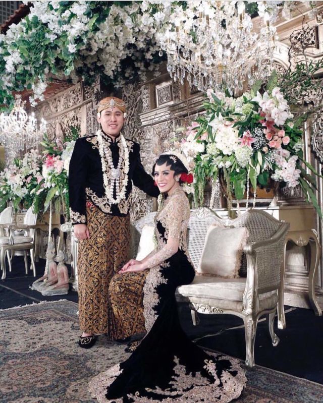 13+ Kumpulan Pengantin Jawa Memakai Kebaya Beledu. Tampak Mriyayeni Bak Pasangan Ningrat