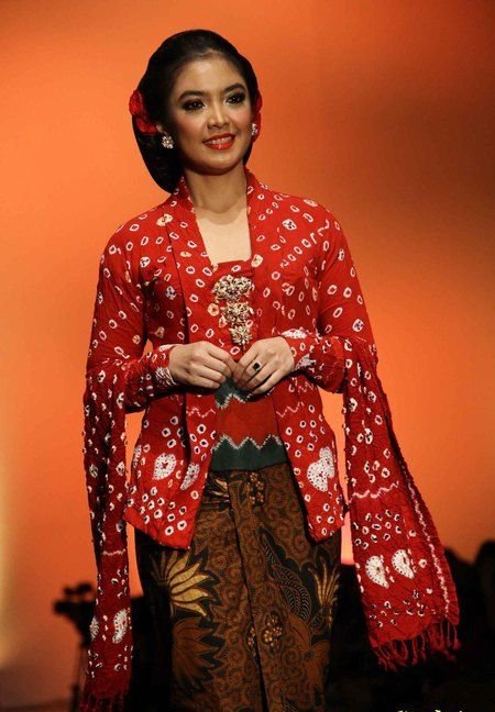 Inspirasi Tampil Meriah dengan Batik Merah. Dipakai Kondangan atau Perayaan Serba Wah