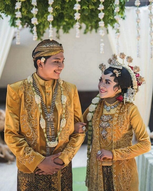 13+ Kumpulan Pengantin Jawa Memakai Kebaya Beledu. Tampak Mriyayeni Bak Pasangan Ningrat