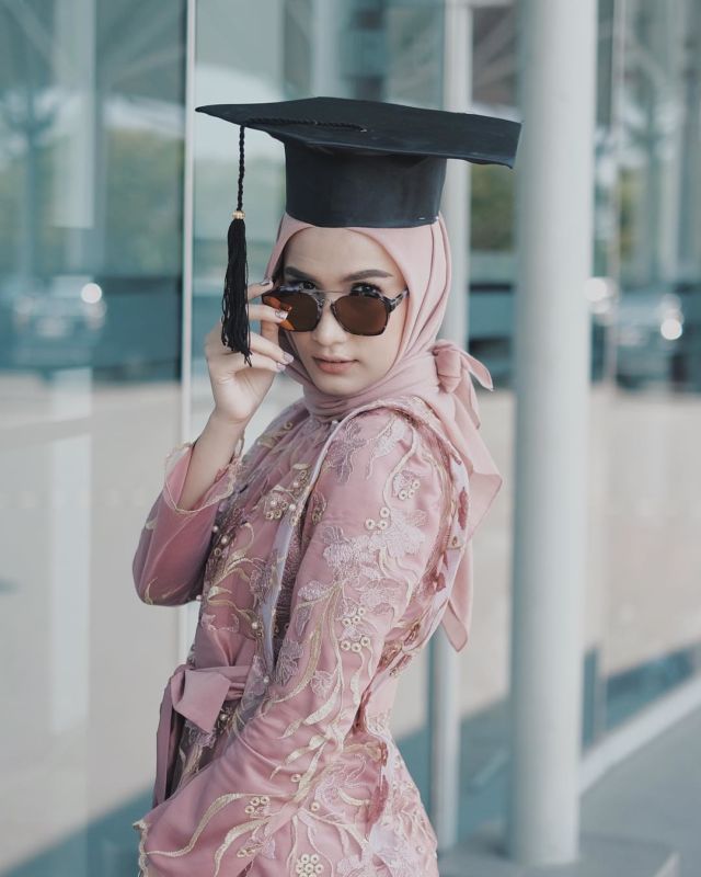 12 Hijab Wisuda Simpel Ini Bikin Kamu Makin PD untuk Tampil Sederhana. Pakai Sendiri Bisa!