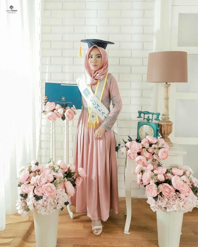 12 Hijab Wisuda Simpel Ini Bikin Kamu Makin PD untuk Tampil Sederhana. Pakai Sendiri Bisa!