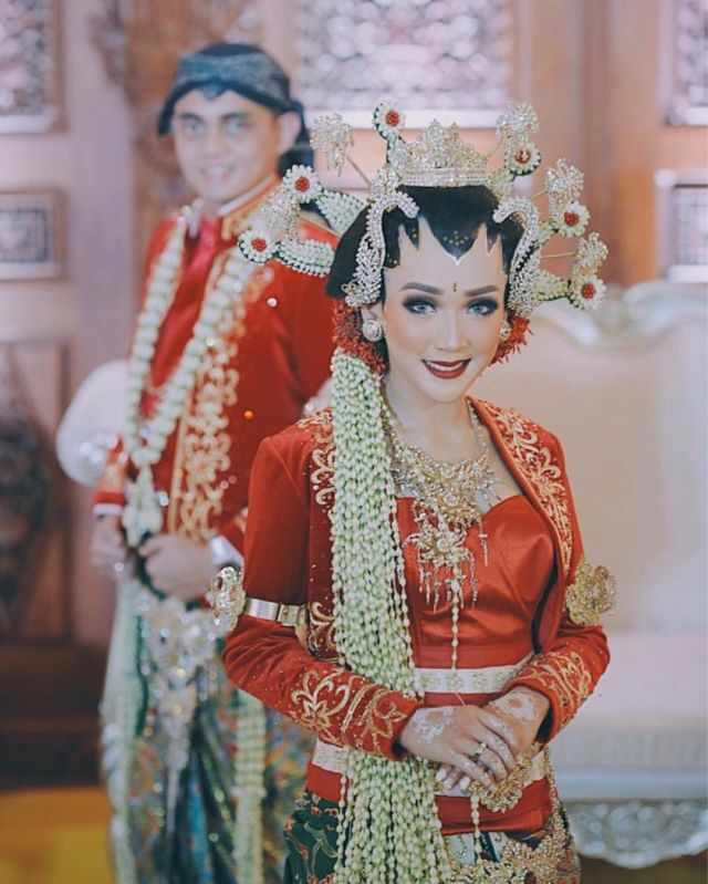 13+ Kumpulan Pengantin Jawa Memakai Kebaya Beledu. Tampak Mriyayeni Bak Pasangan Ningrat