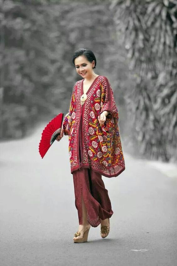 Inspirasi Tampil Meriah dengan Batik Merah. Dipakai Kondangan atau Perayaan Serba Wah