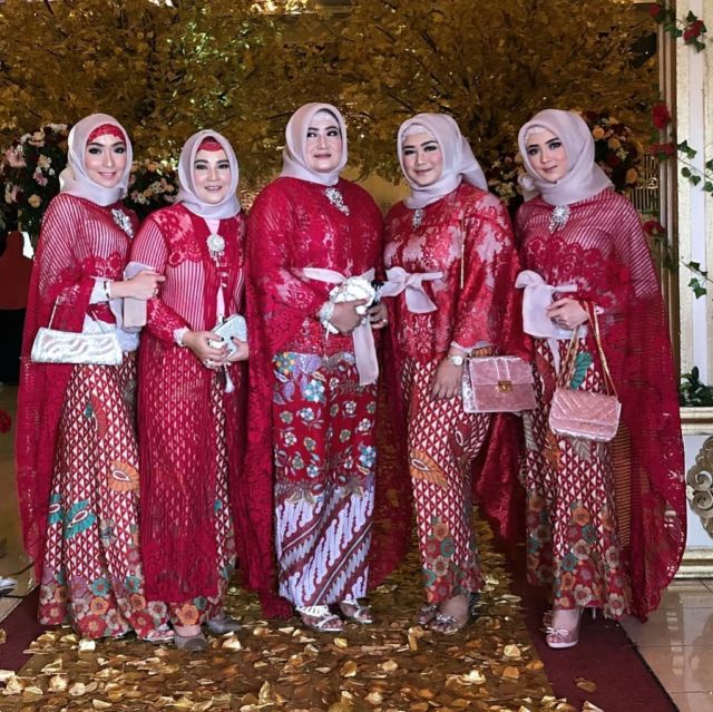 Inspirasi Tampil Meriah dengan Batik Merah. Dipakai Kondangan atau Perayaan Serba Wah