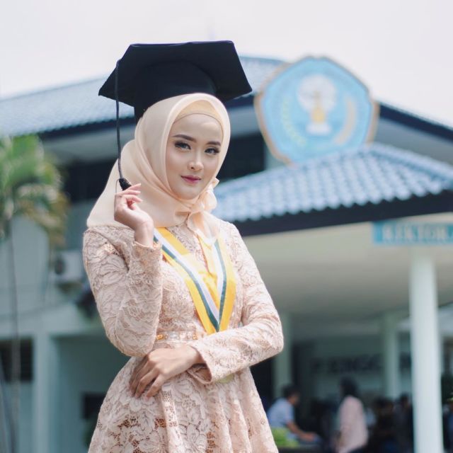 12 Hijab Wisuda Simpel Ini Bikin Kamu Makin PD untuk Tampil Sederhana. Pakai Sendiri Bisa!