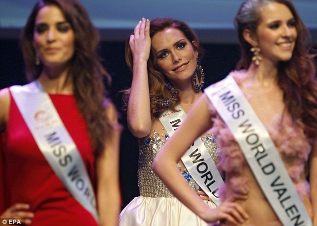 Angela Ponce, Seorang Transgender Pertama yang Bakal Ikut Kontes Miss Universe. Siapa sih Dia?