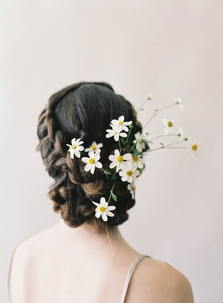 13+ Inspirasi Bridal Hair Do dengan Aksesori Bunga yang Memesona. Tanpa Mahkota, Tetap Terpancar Auranya