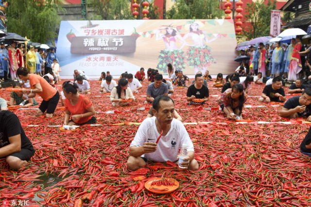 8 Potret Keseruan Lomba Makan Cabai di Cina. Sampai Pakai Berendam di Lautan Cabai Segala