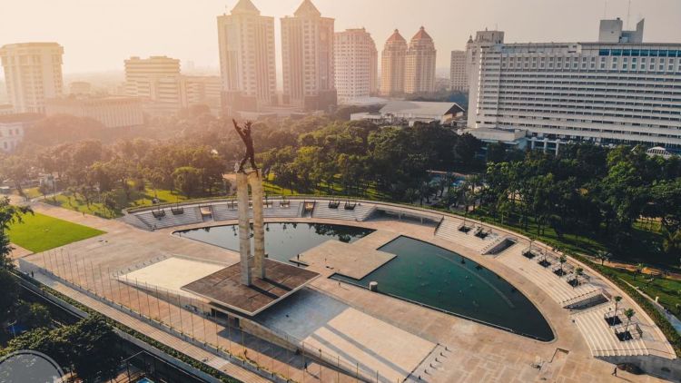 10 Foto Taman Lapangan Banteng yang Instagramable Banget. Cocok Buat Menunggu Senja di Jakarta!