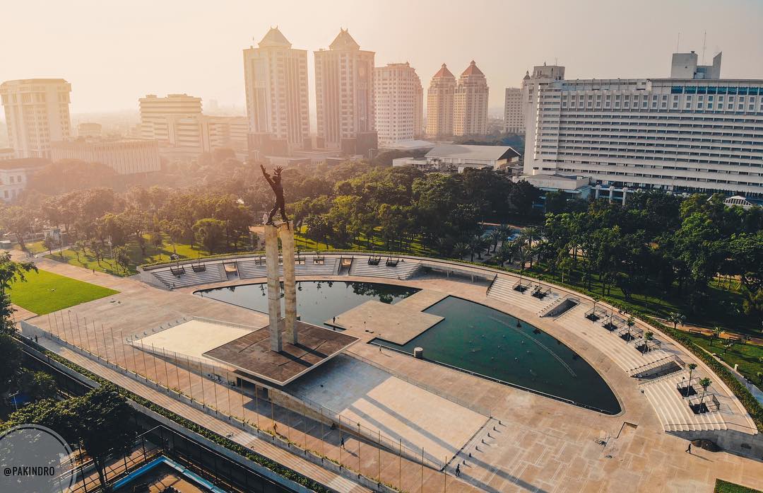 10 Foto Taman Lapangan Banteng yang Instagramable Banget. Cocok Buat Menunggu Senja di Jakarta!