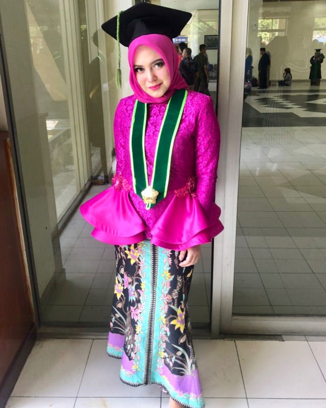 12 Hijab Wisuda Simpel Ini Bikin Kamu Makin PD untuk Tampil Sederhana. Pakai Sendiri Bisa!