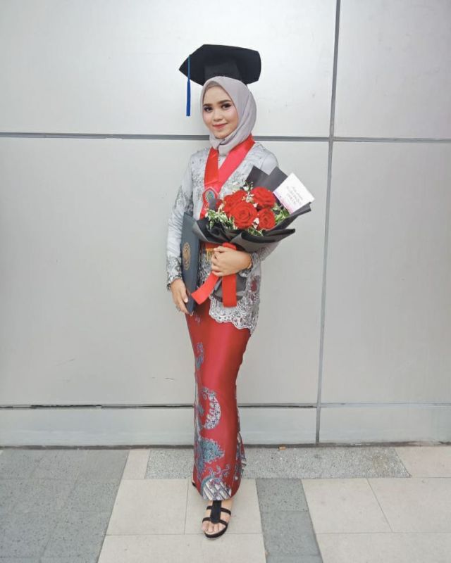 12 Hijab Wisuda Simpel Ini Bikin Kamu Makin PD untuk Tampil Sederhana. Pakai Sendiri Bisa!