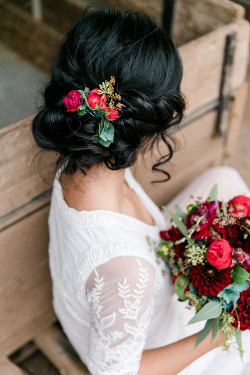 13+ Inspirasi Bridal Hair Do dengan Aksesori Bunga yang Memesona. Tanpa Mahkota, Tetap Terpancar Auranya