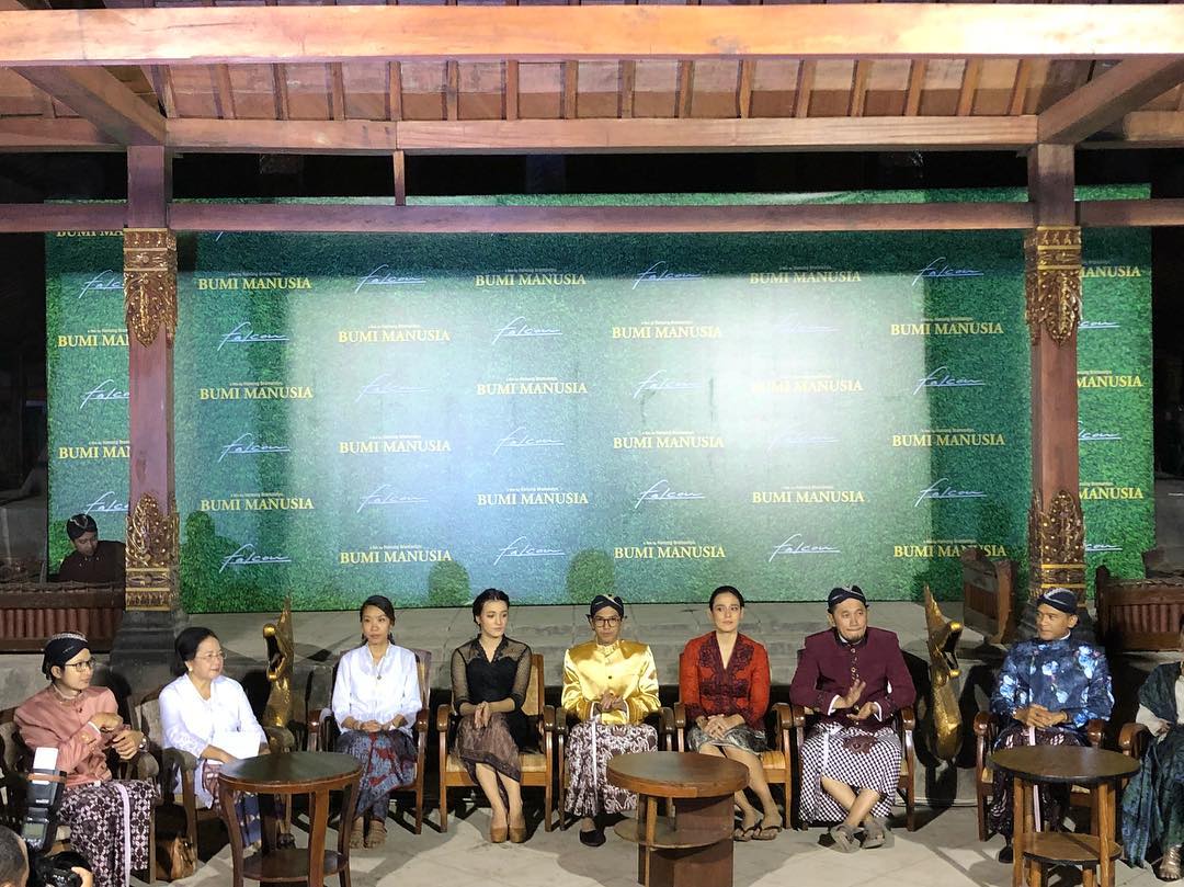 10+ Potret Serunya Proses Syuting Bumi Manusia bareng Aktor-aktornya. Makin Penasaran Nggak nih?