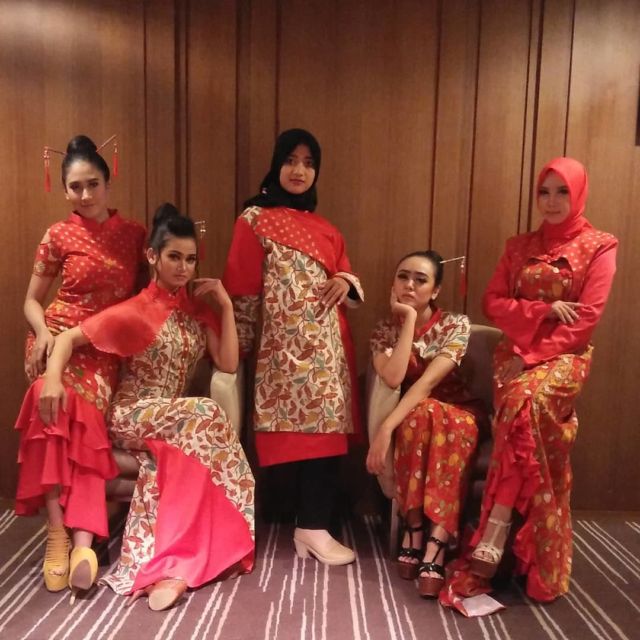 Inspirasi Tampil Meriah dengan Batik Merah. Dipakai Kondangan atau Perayaan Serba Wah