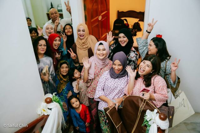 Mahkota Uniknya Jadi Sorotan, Pernak-Pernik Wedding ala Melayu Malaysia Ini Segarkan Pandangan