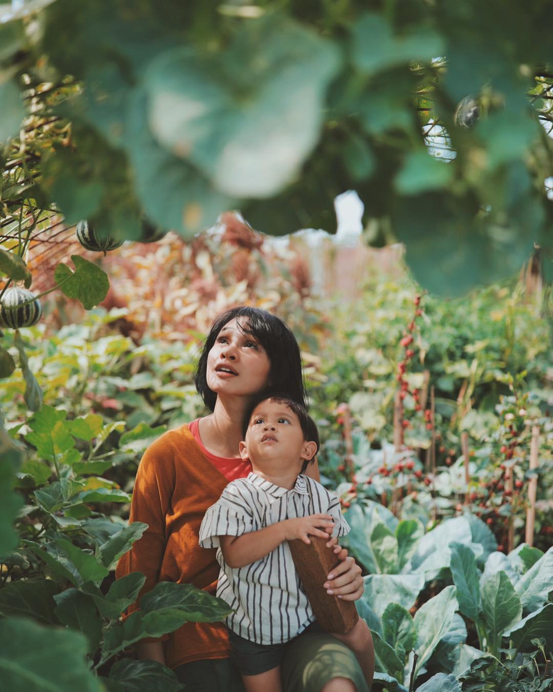 Kompaknya 10 Mamah Muda Saat Hangout Bareng Anaknya. Nanti Kita Bisa Begini Juga Nggak, Ya?