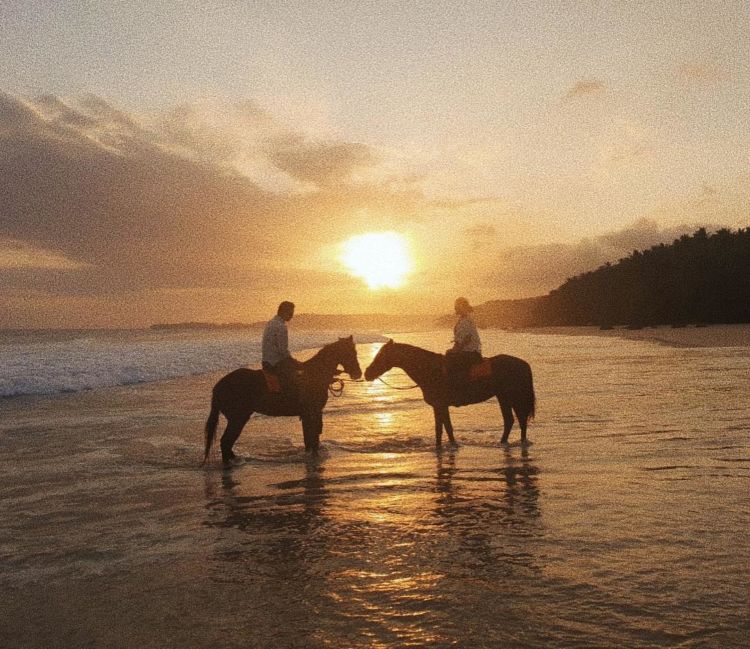 Romantisnya Liburan Raisa dan Hamish Daud di Nihi Sumba Island. Jadi Baper Liatnya!