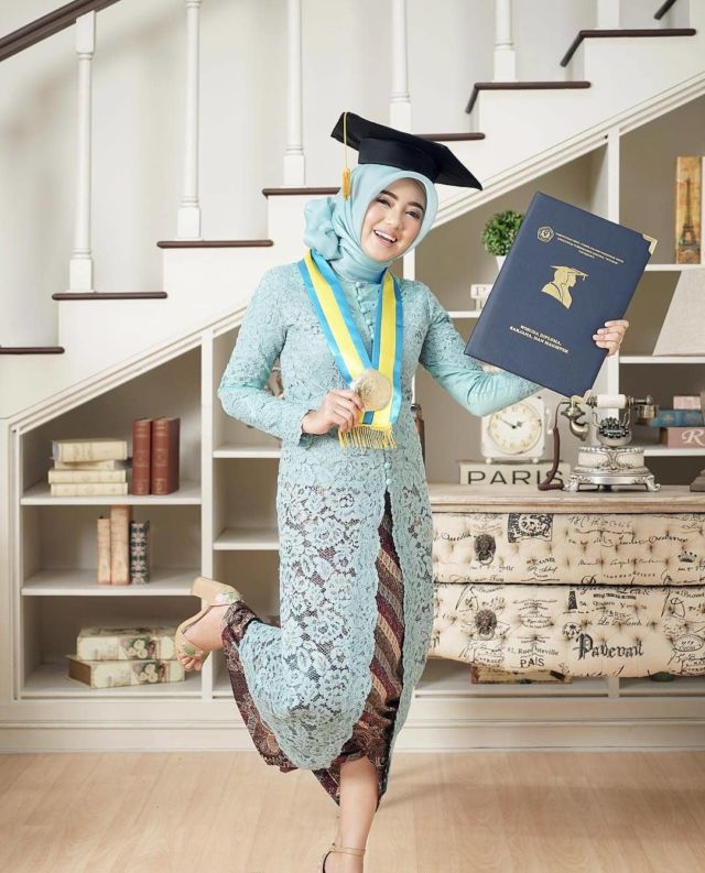 12 Hijab Wisuda Simpel Ini Bikin Kamu Makin PD untuk Tampil Sederhana. Pakai Sendiri Bisa!