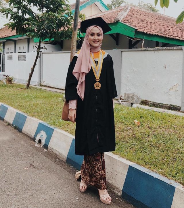 12 Hijab Wisuda Simpel Ini Bikin Kamu Makin PD untuk Tampil Sederhana. Pakai Sendiri Bisa!