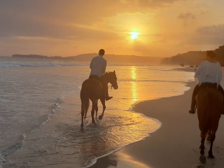 Romantisnya Liburan Raisa dan Hamish Daud di Nihi Sumba Island. Jadi Baper Liatnya!