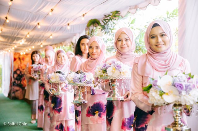 Mahkota Uniknya Jadi Sorotan, Pernak-Pernik Wedding ala Melayu Malaysia Ini Segarkan Pandangan